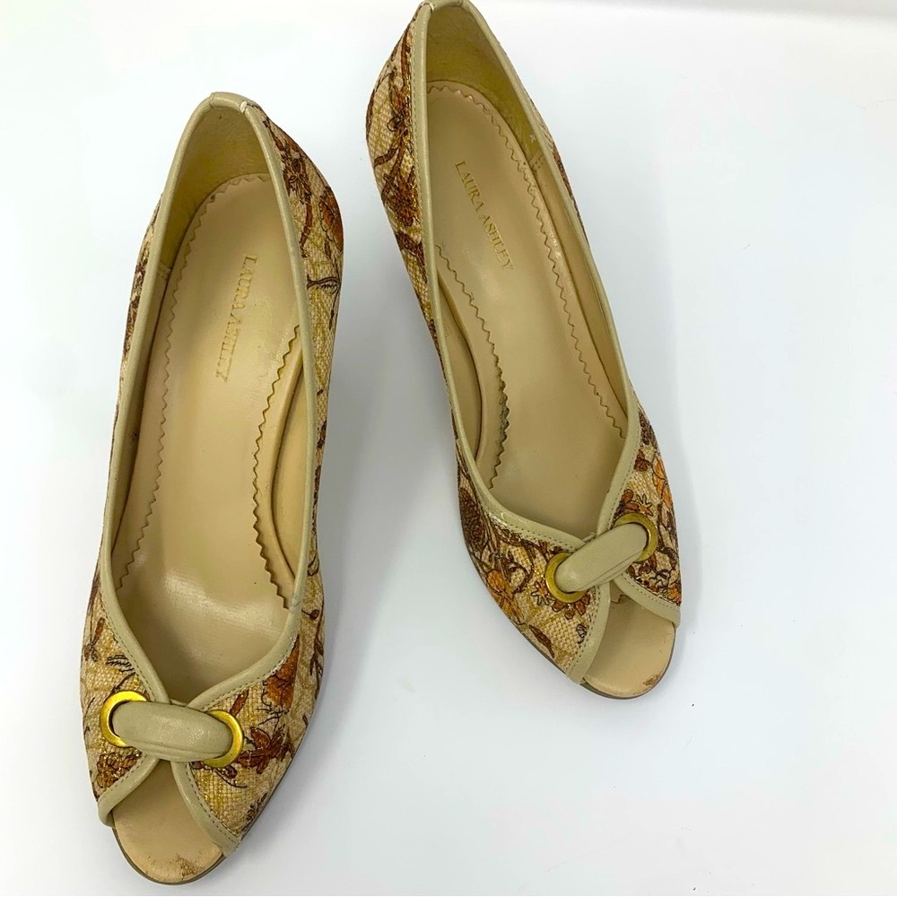 LAURA ASHLEY ELTON 7M peep toe heels fall colors